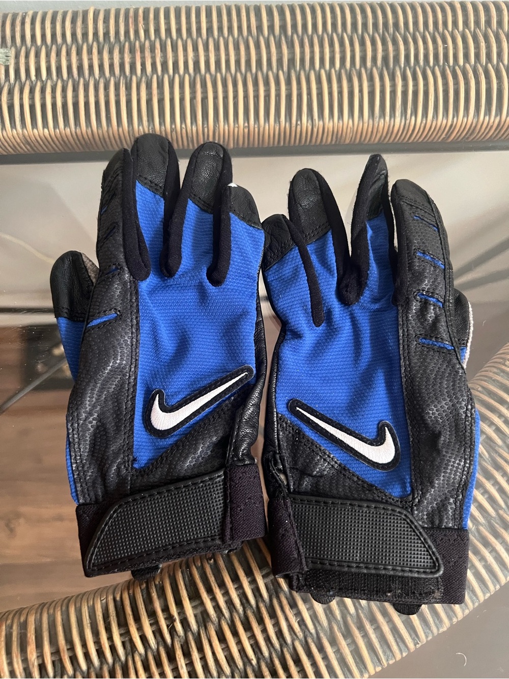 Nike Football Gloves Youth Large
Black/Blue Racer